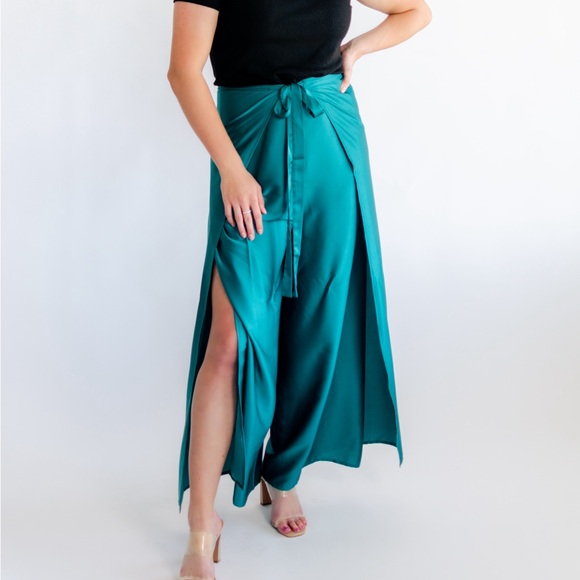 NWT- Convertible Pants to Jumpsuit - Picture 3 of 4